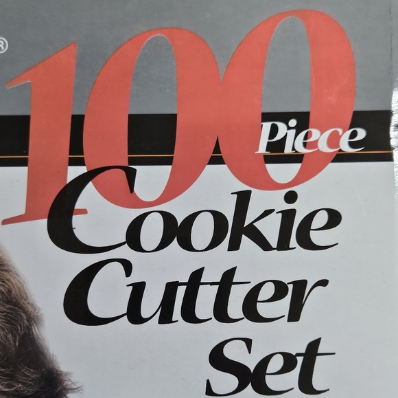 NIB - FARBERWARE - CLASSIC SERIES - 100 PIECE COOKIE CUTTER SET - Picture 3 of 4